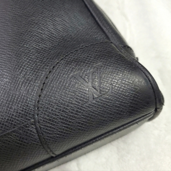 Authentic LOUIS VUITTON Taiga Leather Igor Briefcase - Ardoise Black - Picture 14 of 14
